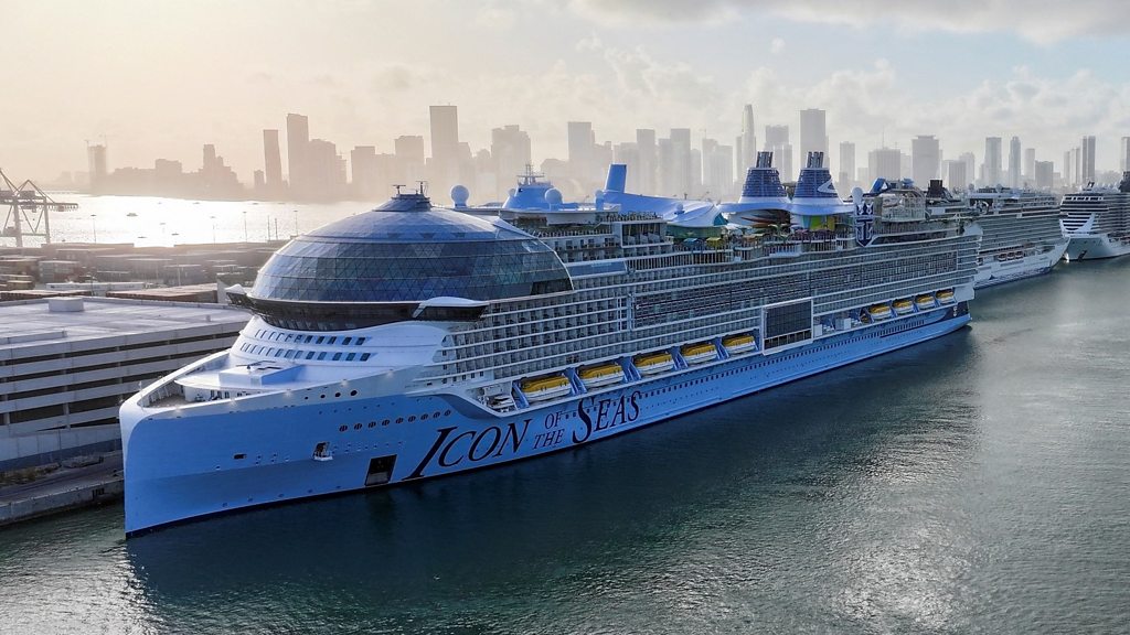 ދުނިޔޭގެ އެންމެ ބޮޑު ކްރޫޒް ޝިޕް ފުރަތަމަ ދަތުރަށް ފަށައިފި