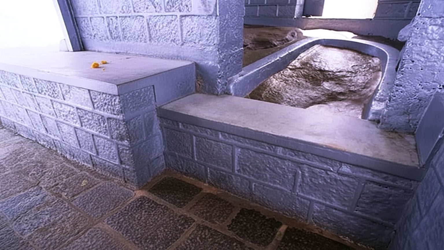 އާދަމްގެފާނުގެ ފައިތިލަފުޅުގެ ނިޝާން ހުންނަ ކަމަށް ބުނާ: ލަންކާގެ އެޑަމްސް ޕީކް ފަރުބަދަ