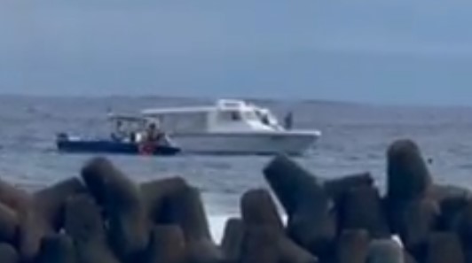 ފުލުހުންގެ ބެލުމުގެ ދަށުގައި ހުރި މީހަކު މޫދަށް ފުންމާލައިގެން ފިލަން އުޅެފި