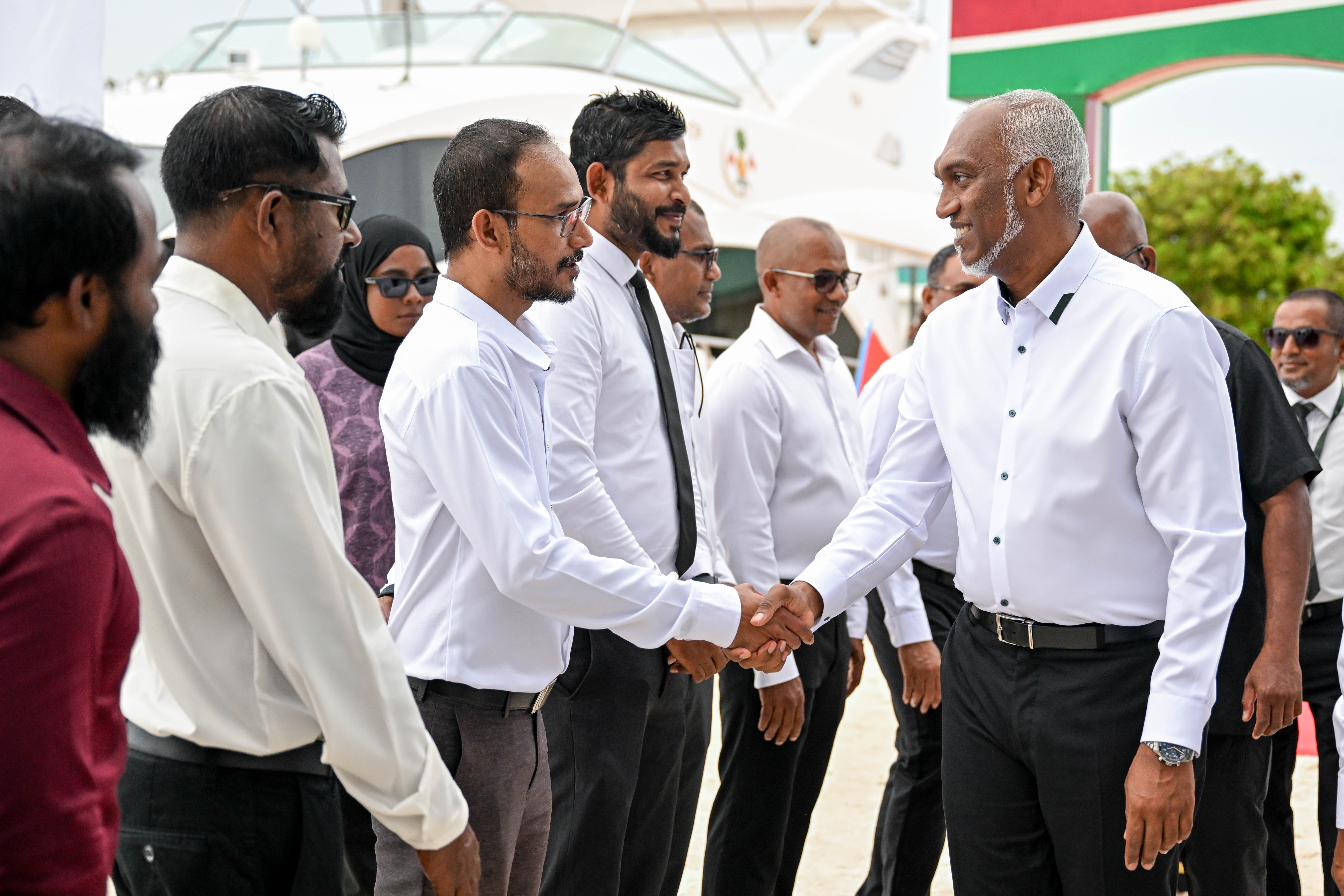 ހަތަރު އަތޮޅަށް ކުރެއްވި ދަތުރުފުޅު ނިންމަވާލެއްވުމަށްފަހު ރައީސް މާލެއަށް