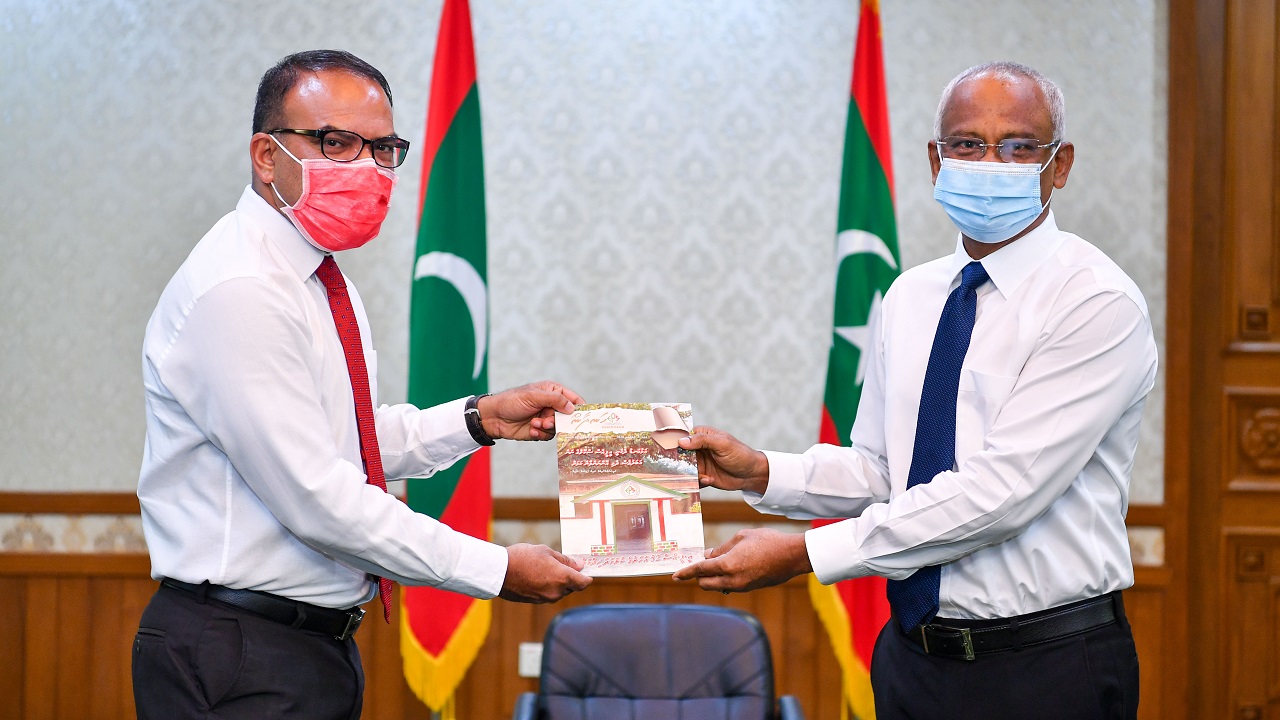 President Ibrahim Mohamed Solih and President of the English Preparatory School (EPS) foundation, Uz Ahmed Hamza. Photo: President's Office