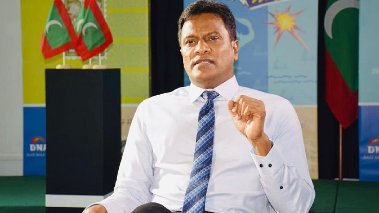 ހޯމް މިނިސްޓަރުކަން ކުރިއިރު ކަނާތް ހުރީ ބަނދެފައި - ޢުމަރު