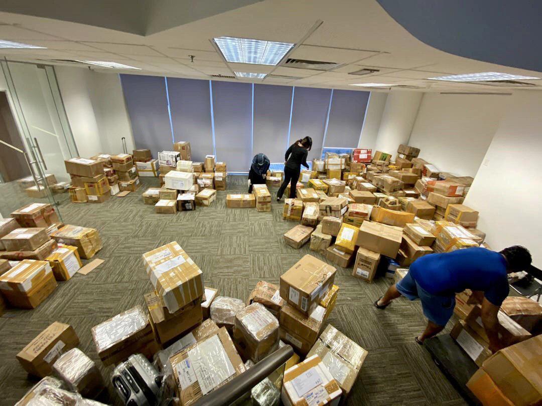 މޯލްޑިވިއަނުން މެލޭޝިއާއަށް ބޭއްވި ރެސްކިއު ފްލައިޓުން ގެންދިޔަ ކެއަރ ޕެކޭޖް ބެހުމަށް ތައްޔާރުވަނީ (ފޮޓޯ:- ދިވެހި ޚާރިޖިއްޔާ ޓްވިޓަރ)