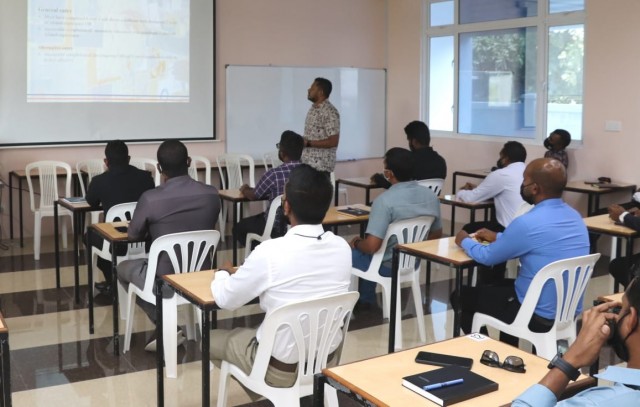 ފުލުހުންގެ ޑިޕްލޮމާ ކޯހެއް އައްޑޫ ސިޓީގައި ފަށައިފި