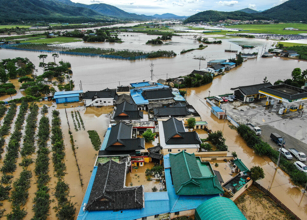 ތޫފާން ހިންނަމްނޯރ އާއެކު ދެކުނު ކޮރެއާގެ އެތައްބަޔަކު މަގުމަތިވެ ހާލުގައި ޖެހިފަ