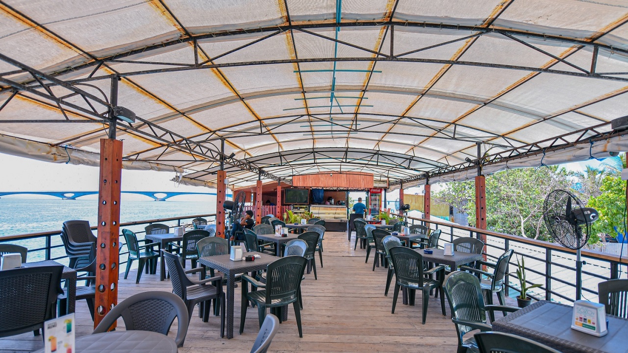 ކެފޭތަކުން ޚިދުމަތް ހޯދާ މީހުން މިހާރު މާސްކް އަޅާކަށް ނުޖެހޭ