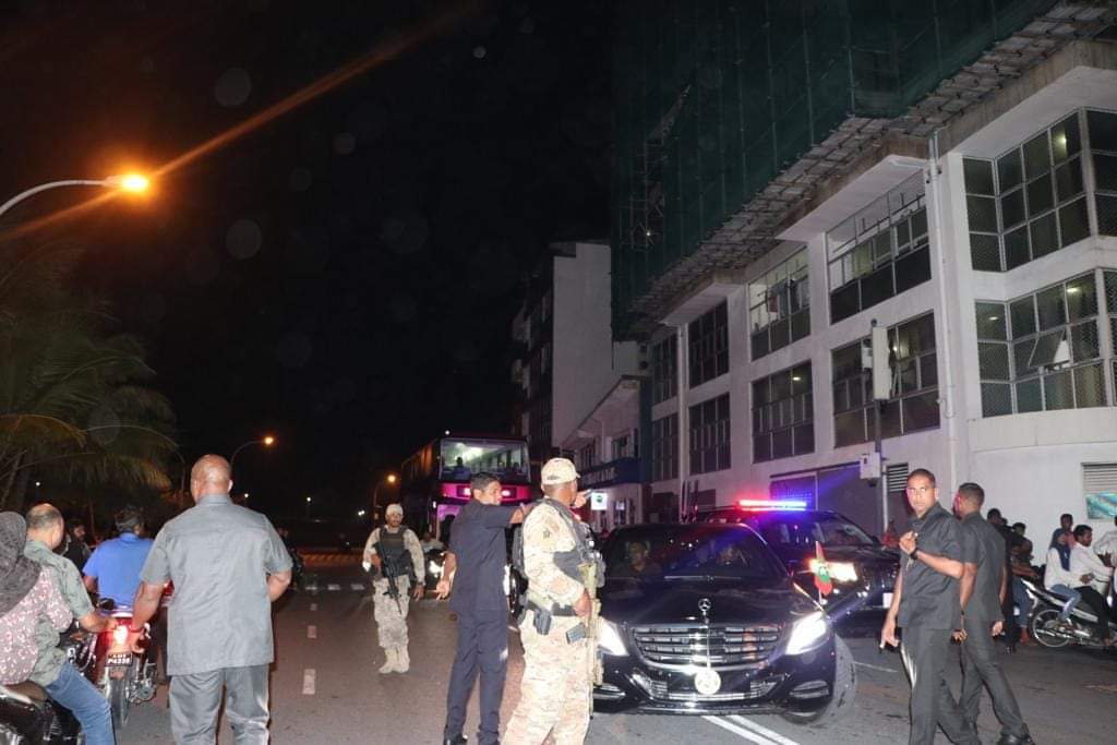 ރައީސްގެ މޮޓޯކޭޑަށް ހުރަސްއެޅި ހަތަރު މީހުންގެ ބަންދުގެ މުއްދަތު ޖަހައިފި