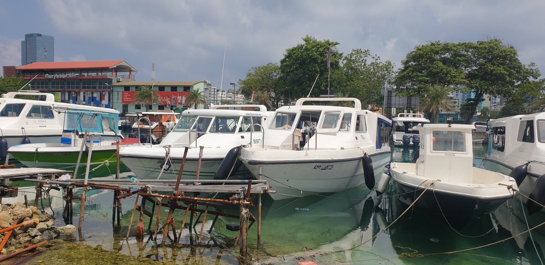 ހުއްދަ ނެތި ފަޅު ތެރޭގައި އަޅާފައި ހުރި އުޅަނދުތަކުގައި ސްޓިކާ ޖަހަން ފަށައިފި