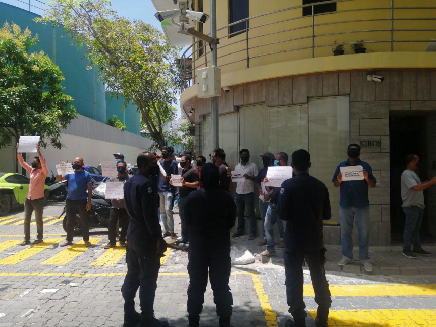 އެޗްޕީއޭގެ ނިންމުމާއި ދެކޮޅަށް ކެފޭ، ރެސްޓޯރެންޓް ހިންގާ މީހުން މުޒާހަރާކޮށްފި