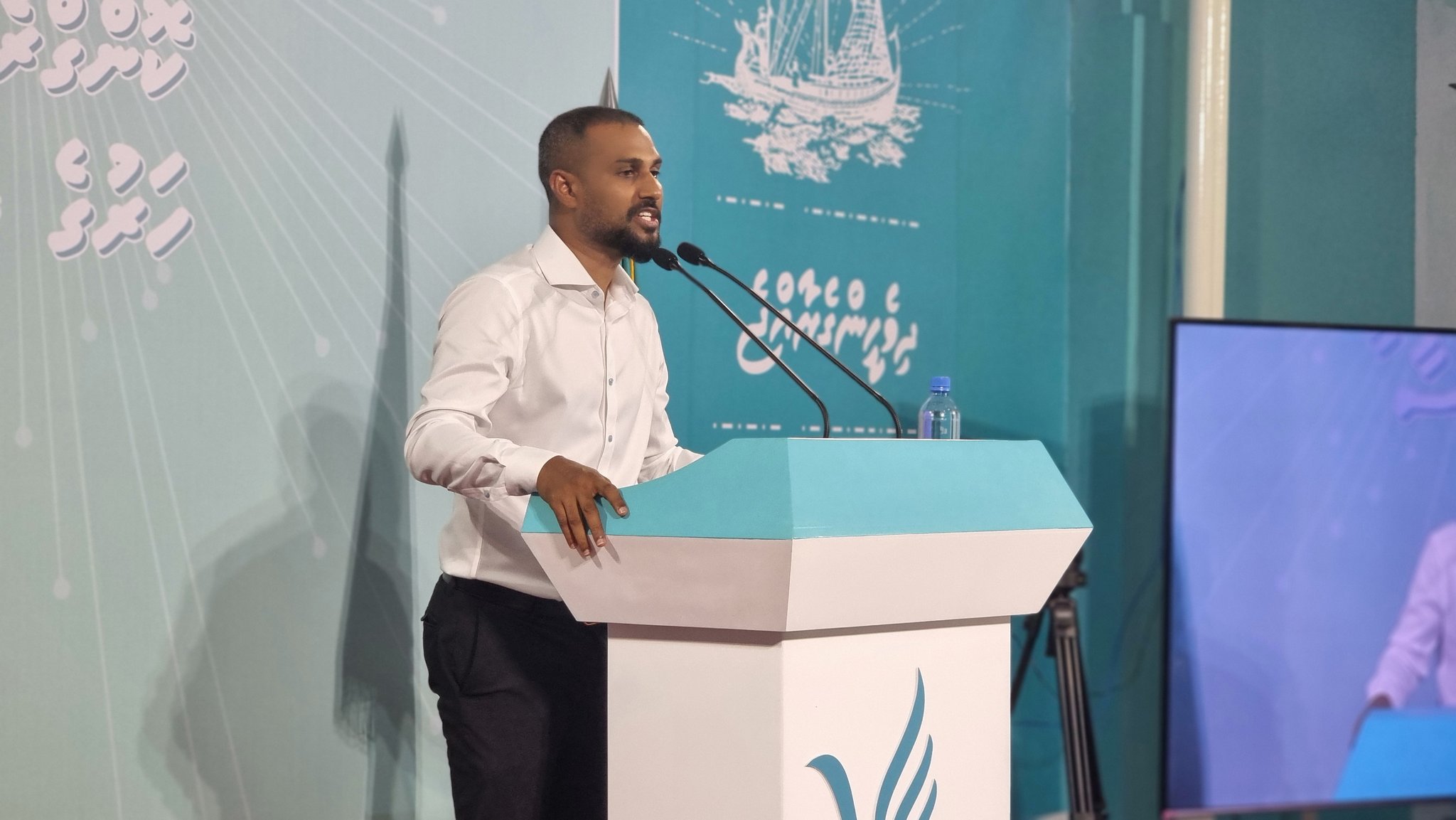 ކަރަންޓުގެ ހިދުމަތް ރަނގަޅުކުރުމުގެ ބަދަލުގައި ފެނަކައިން ކުރިން އުޅުނީ ކޮންސްޓްރަކްޝަން މަސައްކަތް ކުރަން: މުއާޒު