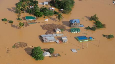 ތޫފާން ވެމްކޯގެ ސަބަބުން ފިލިޕީންސްގެ އުތުރުގެ ސަރަހައްދުތަކުގައި ފެންބޮޑުވެ އަވަށެއް އެއްކޮށް ފެނުއަޑީގައި.