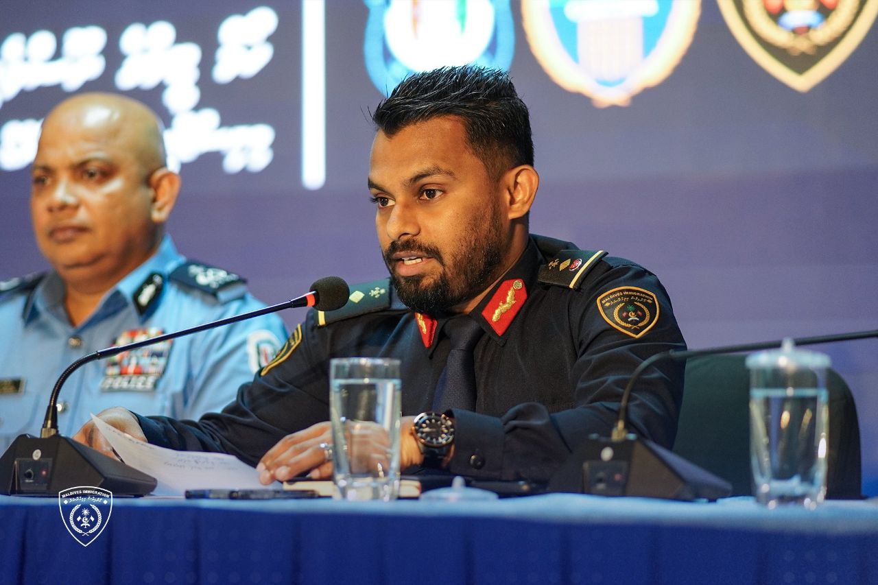 ގަވާއިދާ ހިލާފަށް އުޅުނު 900 ބިދޭސީން މިސަރުކާރުން ފުރުވާލައިފި