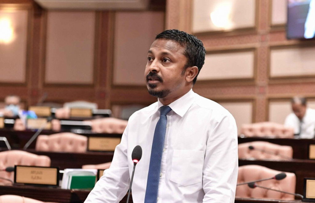 ހެލްތު މިނިސްޓަރު އިޚްލާސްތެރިވެދާނެ، އެކަމަކު ޤާބިލްކަމާއިމެދު ޝައްކު: އުޝާމް