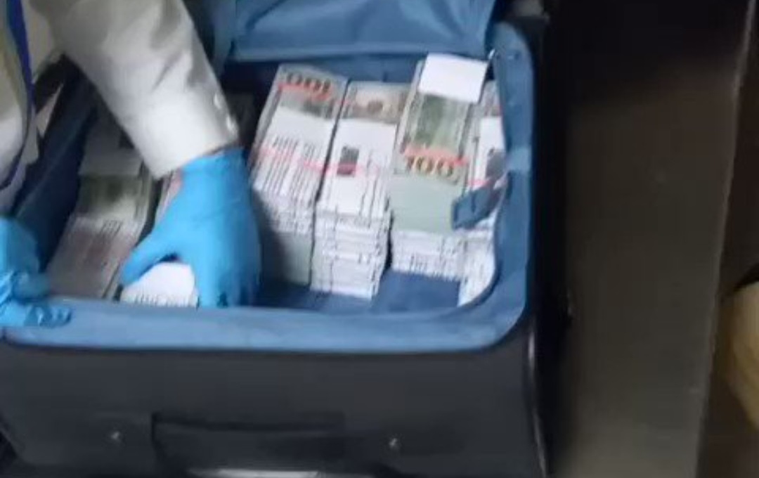 ސަމާލު: 100 ޑޮލަރުގެ ވަގުނޫޓުތަކެއް ދައުރުވަނީ