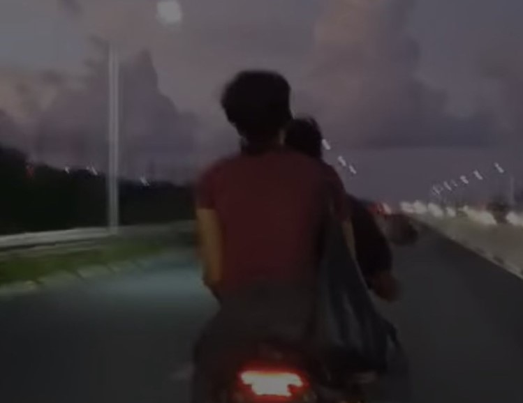 ހެލްމެޓް ނާޅާ ބުރިޖުގައި ސައިކަލު ދުއްވި ދެ މީހަކު ޖޫރިމަނާކޮށްފި