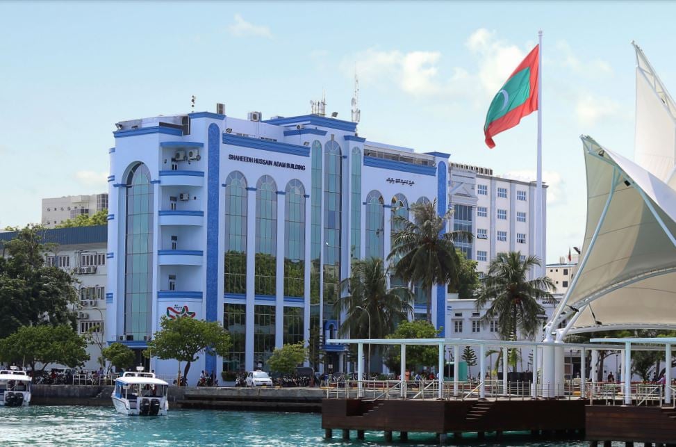 ޑަޗް ކޮންސިއުލޭޓް ތެރެއަށް މީހަކު ވަދެ އަމިއްލައަށް ބަންދުވާން އުޅެފި