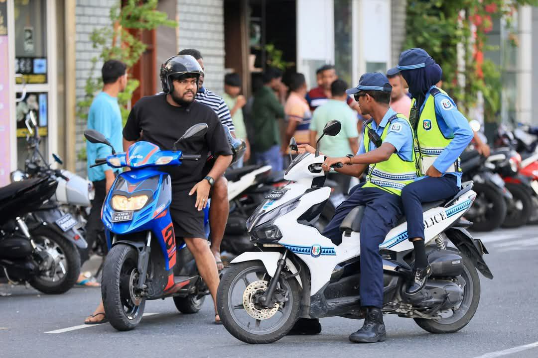 ފަހަތު ޝީޓުގައި އިން މީހަކަށް ފިޔަވަޅު އެޅުން: ޝީޓު ބަދަލުކުރީ ފުލުުހުން ފެނުމުން: ފުލުހުން