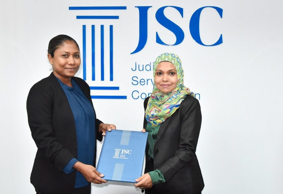 ފެމިލީ ކޯޓުގެ އިސް ގާޒީއަކަށް ފުރަތަމަ ފަހަރަށް އަންހެންބޭފުޅަކު ހަމަޖައްސައިފި