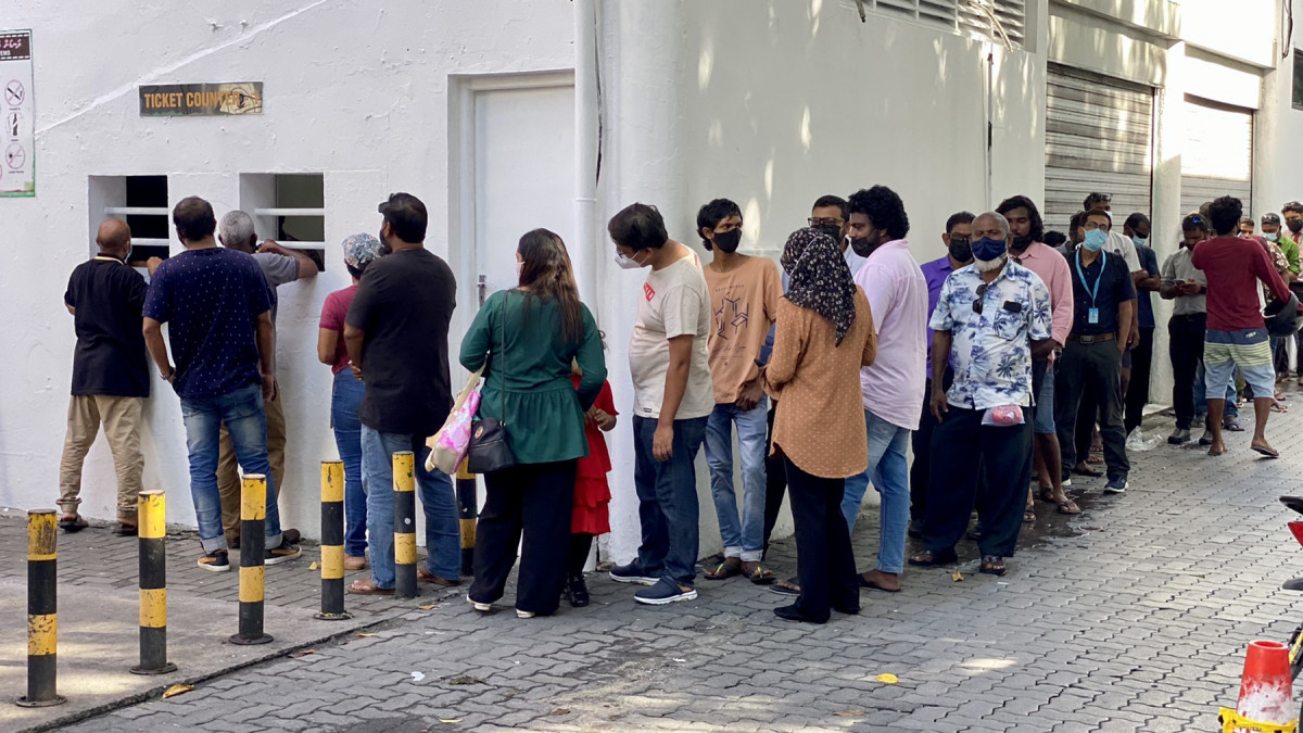 ސާފް ޗެމްޕިއަންޝިޕް: ޓިކެޓް ގަންނަން ދިވެހި ސަޕޯޓަރުންގެ ދިގު ކިއުއެއް