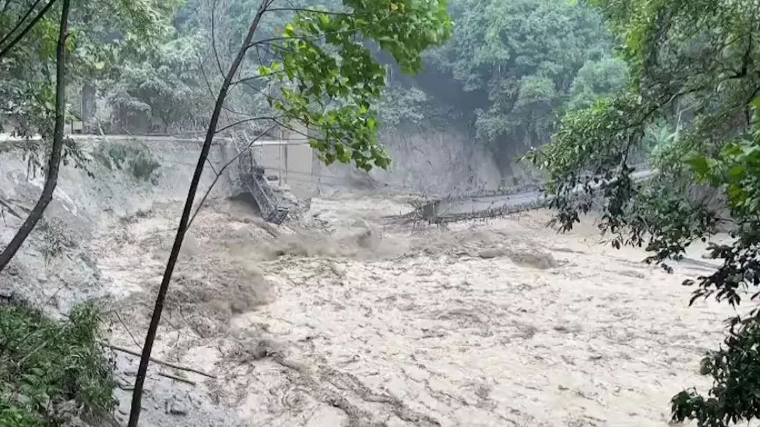 އިންޑިއާގެ ސިކިމްގައި ކޯރެއް ފުރި ބަންޑުންވެ 40 މީހަކު މަރުވެއްޖެ