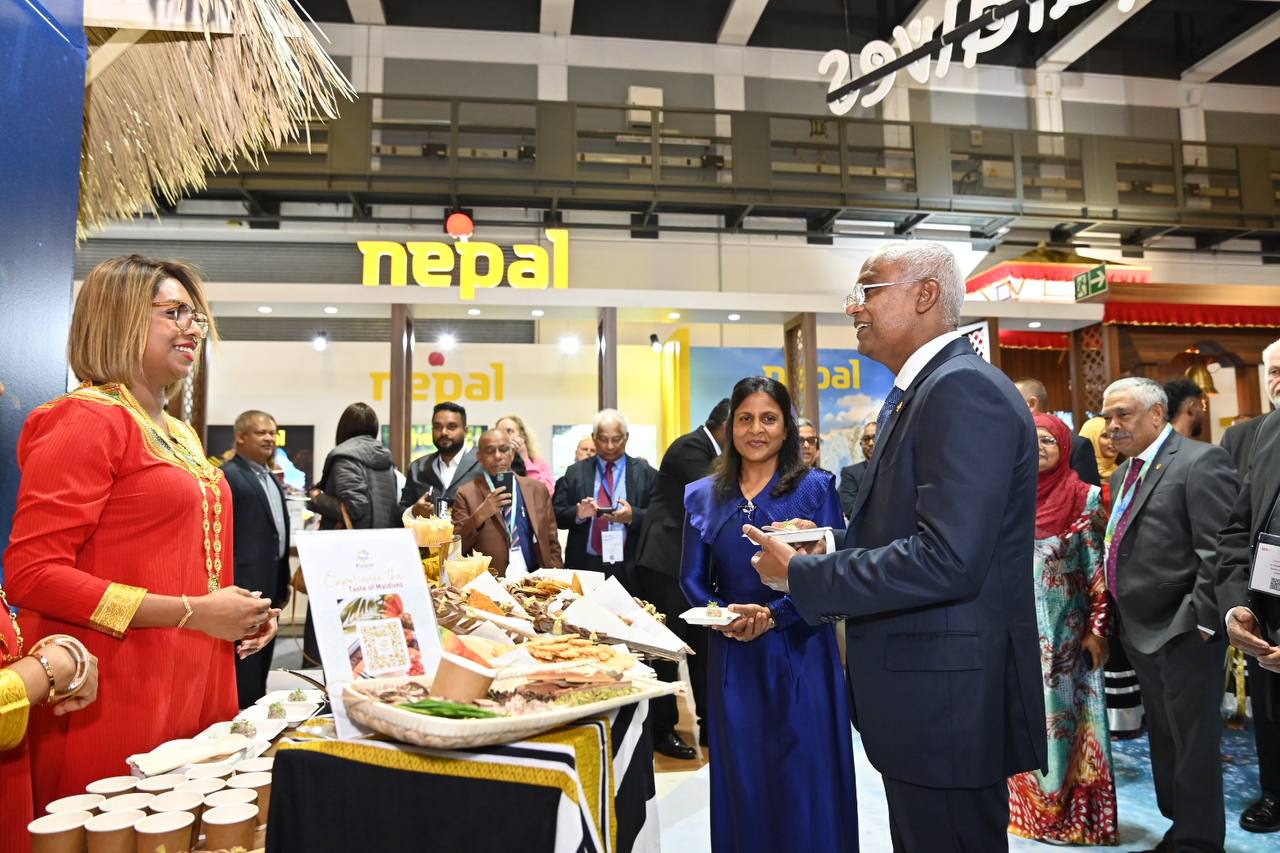 ރައީސްގެ ދެކަނބަލުން އައި.ޓީ.ބީ ފެއާއަށް ޒިޔާރަތް ކުރައްވައިފި