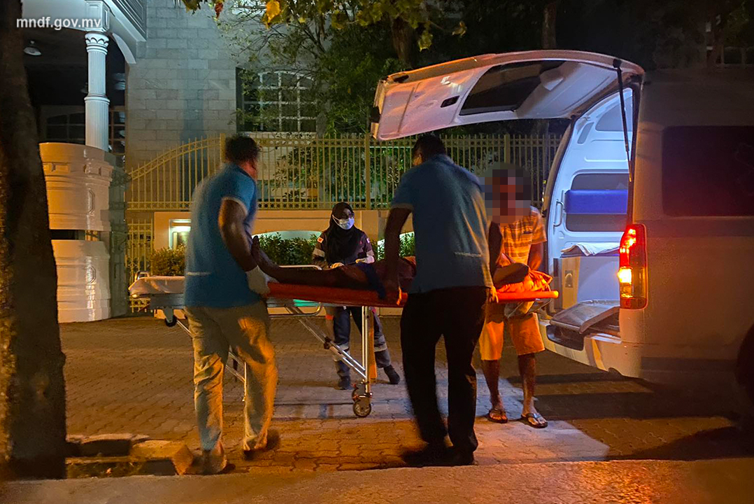 ލޯންޗަކާއި ޑިންގީއެއް ޖެހި ޒަޚަމްވި މީހަކު ސީރިއަސް ޙާލަތުގައި