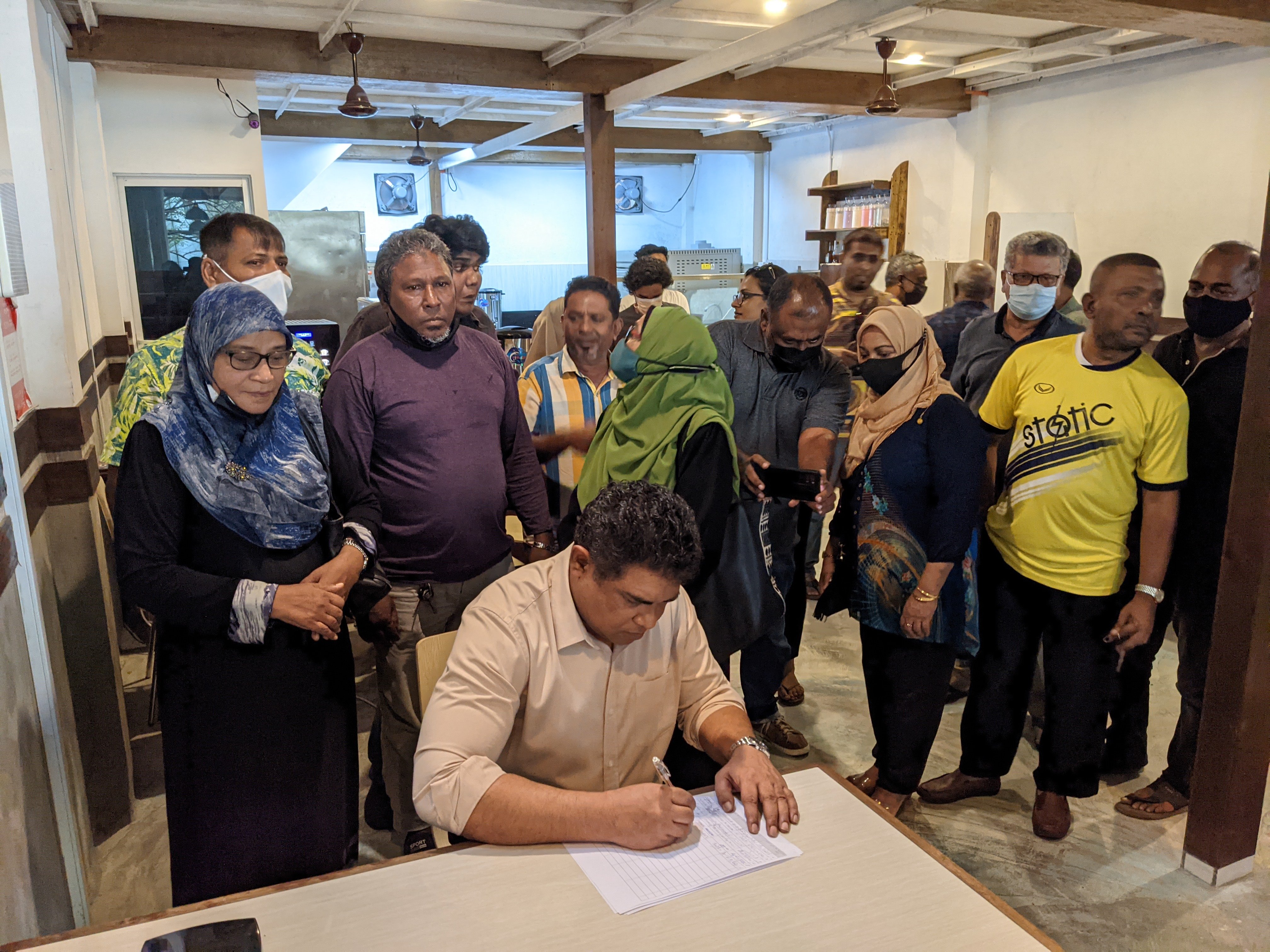 ބަރުލަމާނީ ނިޒާމު ޤާއިމުކުރަން ގޮވާލާ ރައީސް ނަޝީދުގެ ފެކްޝަނުން ޕެޓިޝަނެއްގައި ސޮއިކުރަނީ