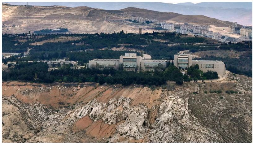 An aerial photo shows the Syrian presidential palace in Damascus' Mount Qasyoun on May 2, 2025 © Omar HAJ KADOUR / AFP
