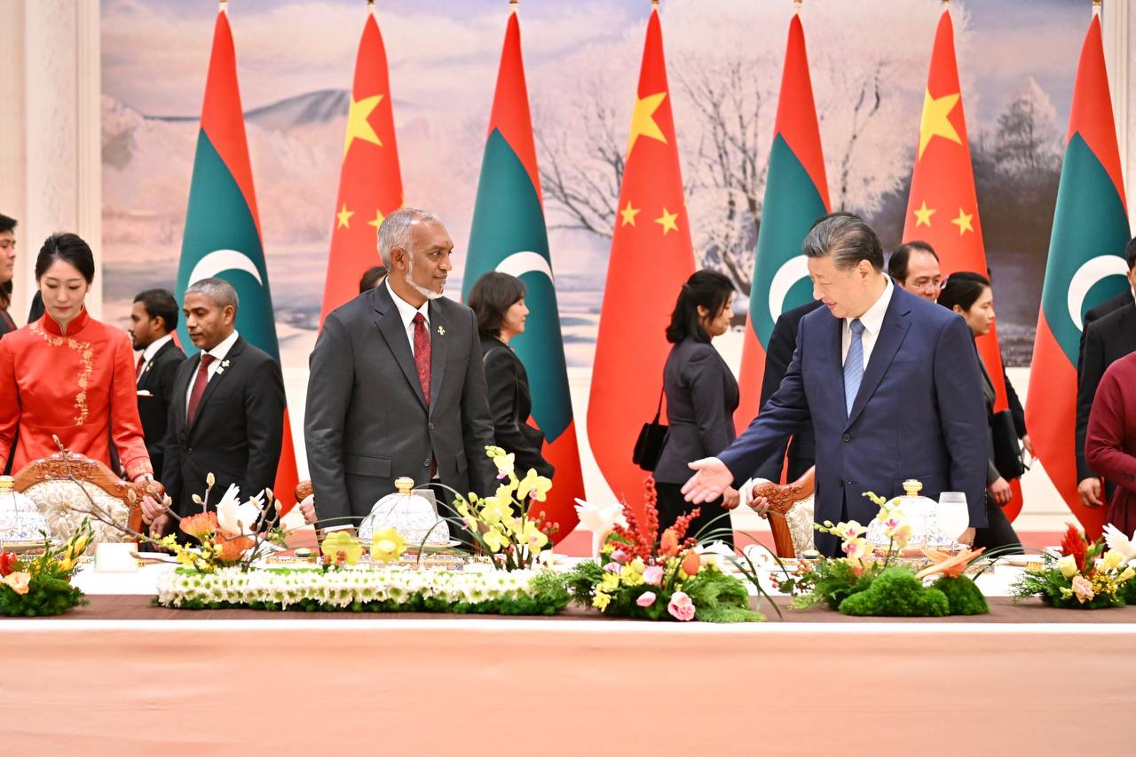 ރައީސް މުއިއްްޒުގެ ދެކަނބަލުންގެ ޝަރަފުގައި ޗައިނާގެ ރައީސްގެ ދެކަނބަލުން ޖާފަތެއް ދެއްވައިފި