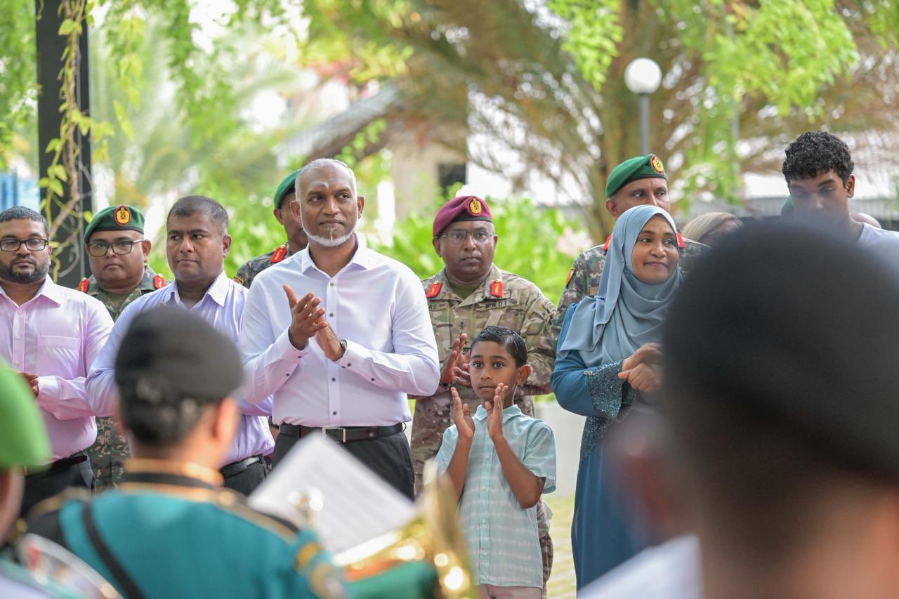 މިނިވަން ދުވަހުގެ މުނާސަބަތުގައި ބޭއްވި ޕެރޭޑާއި ރޫޓް މާޗް ރައީސް ބައްލަވާލައްވައިފި