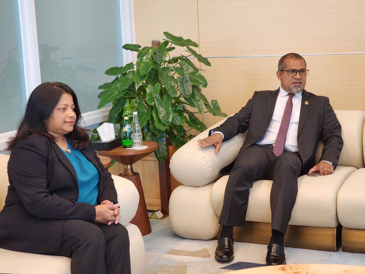 ގުޅުން ބަދަހިކުރަން މަޝްވަރާކުރަން ފޮރިން މިނިސްޓަރު އޮމާނަށް