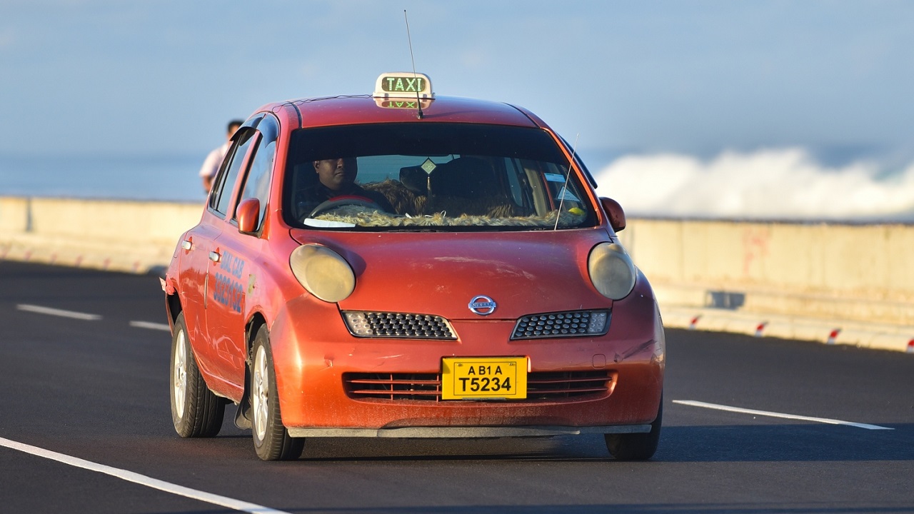 ޓެކްސީތަކުގައި އެތެރެ ފެންނަ ބިއްލޫރި ޖެހުމަށް އަންގައިފި