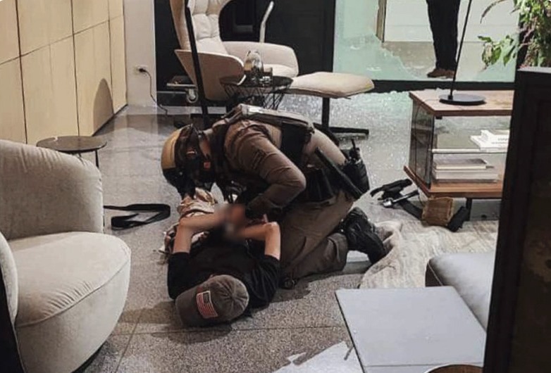 ފުލުހުން، ބަޑިން ހަމަލާދިން 14 އަހަރުގެ ކުއްޖާ ހައްޔަރުކުރަނީ -- ފޮޓޯ؛ ބެންކޮކްޕޯސްޓް