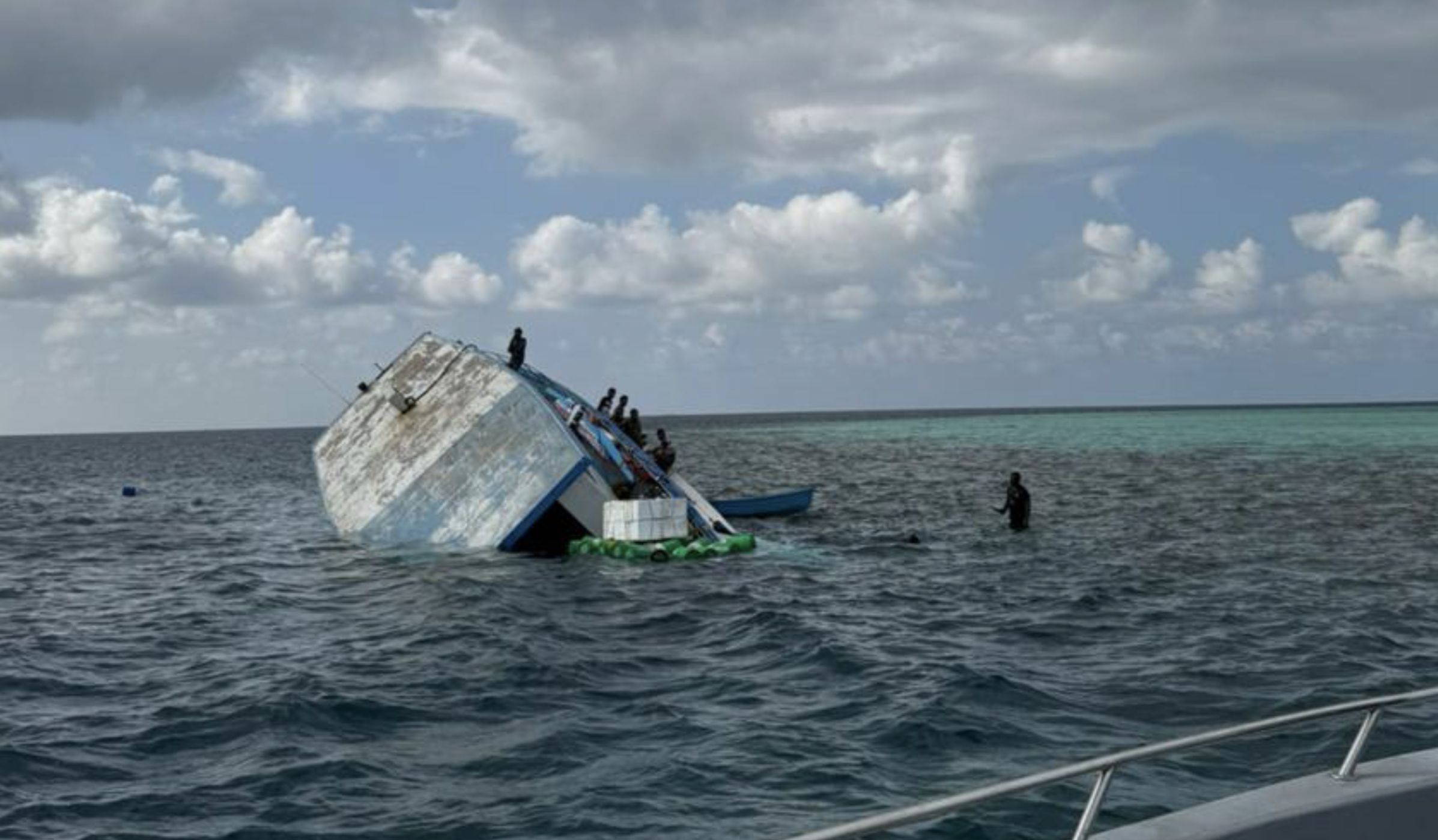 ފަހިރޯޅި ދޯނި، ފަރަށް އަރައި އަޑިއަށް ގޮސްފި