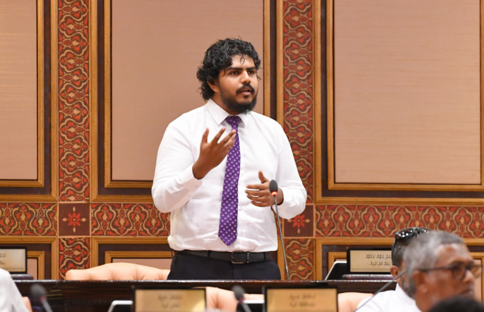 މަޖިލީހުގެ ޖަލްސާއެއްގައި މެމްބަރު އަޒާން