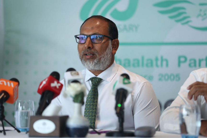 ރައީސް މުޢިއްޒު ރަތްރޮނގު ހުރަސްކޮށްފި؛ އެމަނިކުފާނު ގާނޫނީ އިމުގެ ތެރެއަށް ވައްދަން ނިކުންނަންޖެހޭ: އިމްރާން