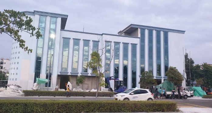 ނިދާފައި އޮތް މީހެއްގެ ރަން ފަށް ފޭރެން އުޅުނު މީހަކު ހައްޔަރުކޮށްފި