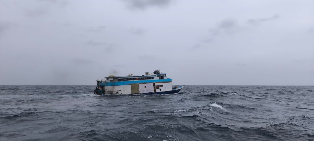 ނައިފަރަށް ދަތުރުކުރަމުންދިޔަ ނަސްރު ބޯޓު ދިޔަވާތީ ބޯޓުގެ 5 ފަޅުވެރިން ކޯސްޓްގާޑަށް ނަގައިފި