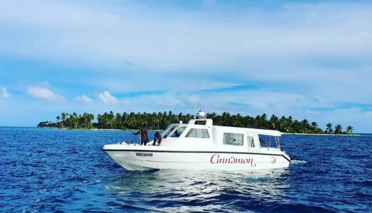 ދިއްގަރުން ލޯންޗެއްގައި މާލެ އައި ކުޑަކުއްޖާ އާއިލާއާ ހަވާލުކޮށްފި