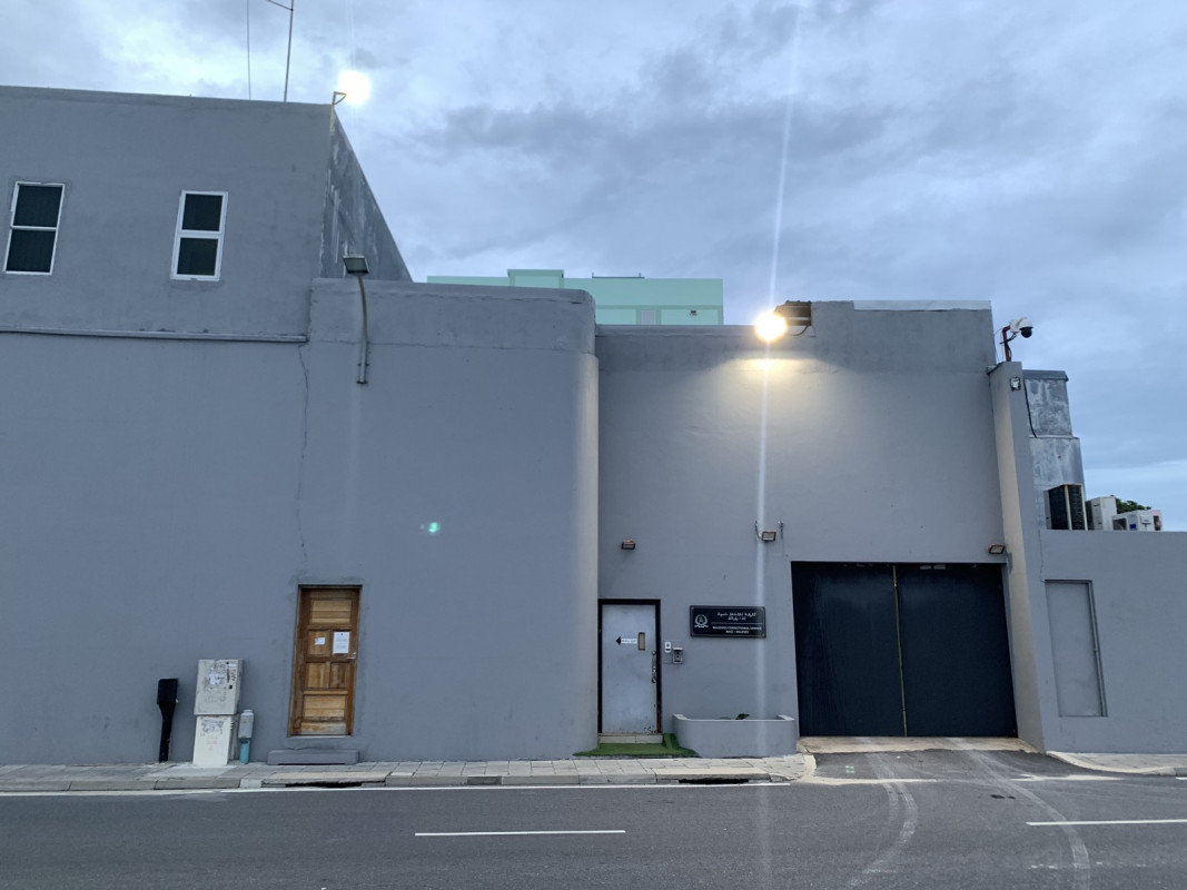 ޝަރީއަތް ނިމެންދެން ބަންދު ކޮށްފައި ހުރި މީހަކު ނިޔާވެއްޖެ