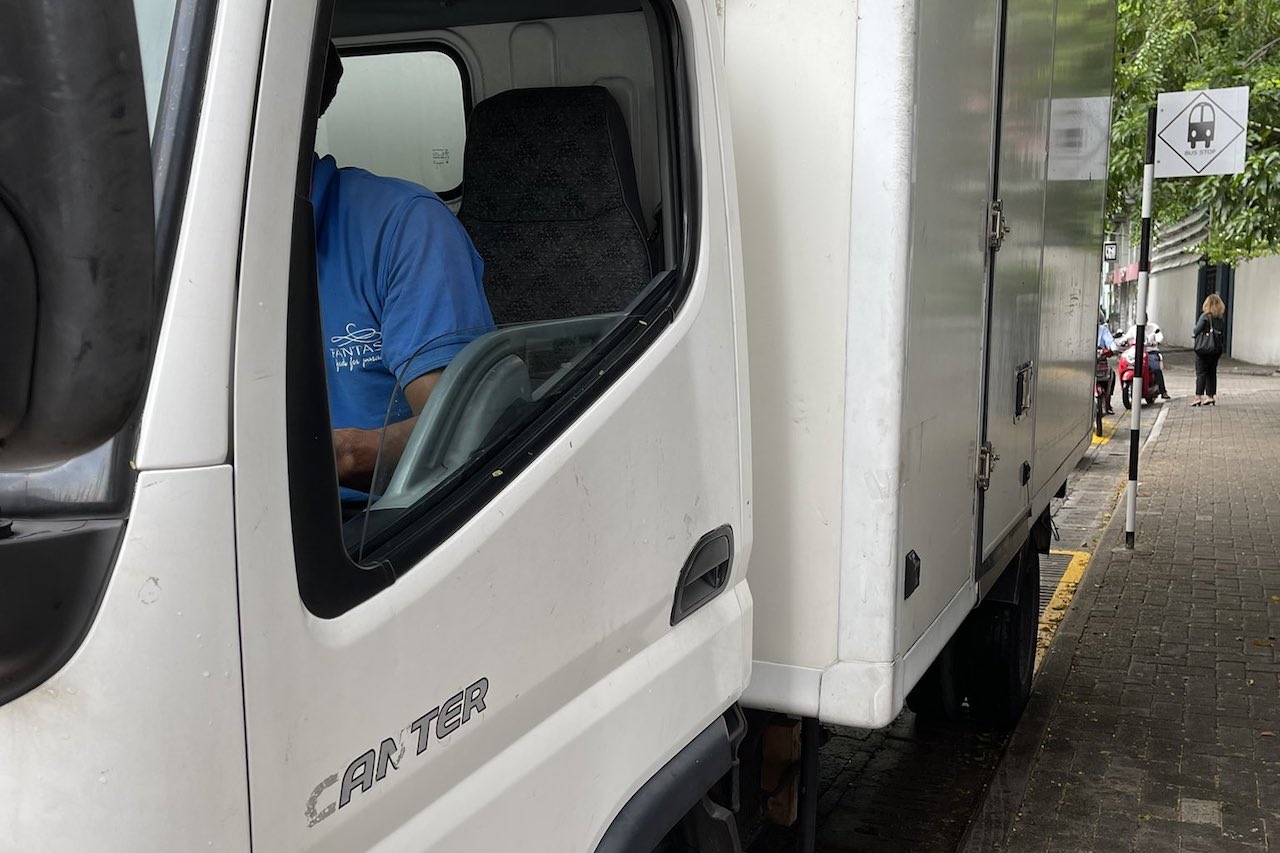 ބަސް ރޫޓަށް ދަތިވާގޮތަށް ޕާކްކޮށްފައި ހުންނަ އުޅަނދުތައް ޓޯކުރަނީ