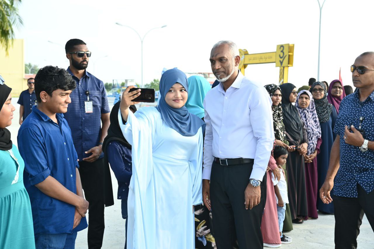 ކެމްޕޭން ދަތުރުފުޅަށްފަހު ރައީސް މުޢިއްޒު މާލެ ވަޑައިގެންފި