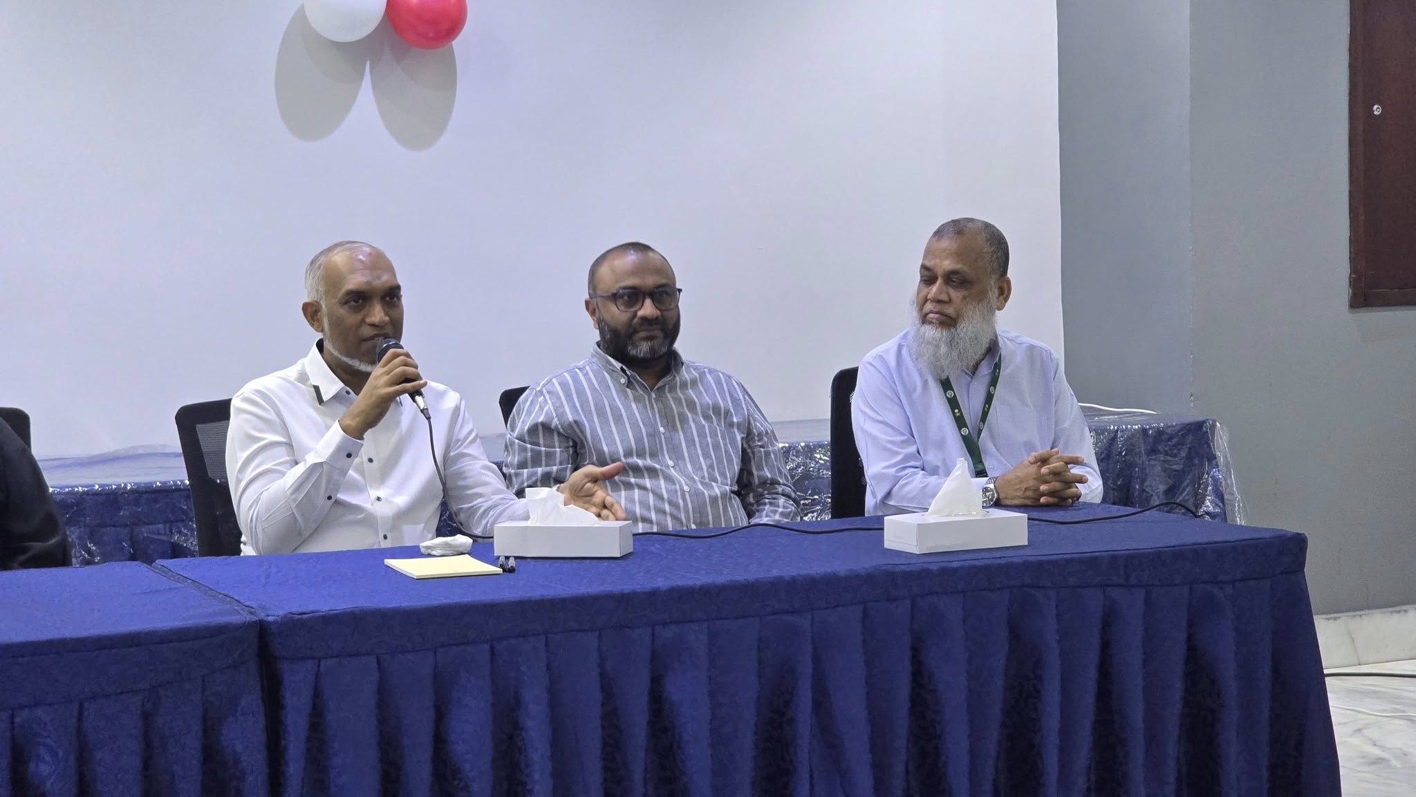 ރައީސްގެ ދެކަނބަލުން ދިވެހި ހައްޖުވެރިންނާ ބައްދަލުކުރައްވައިފި