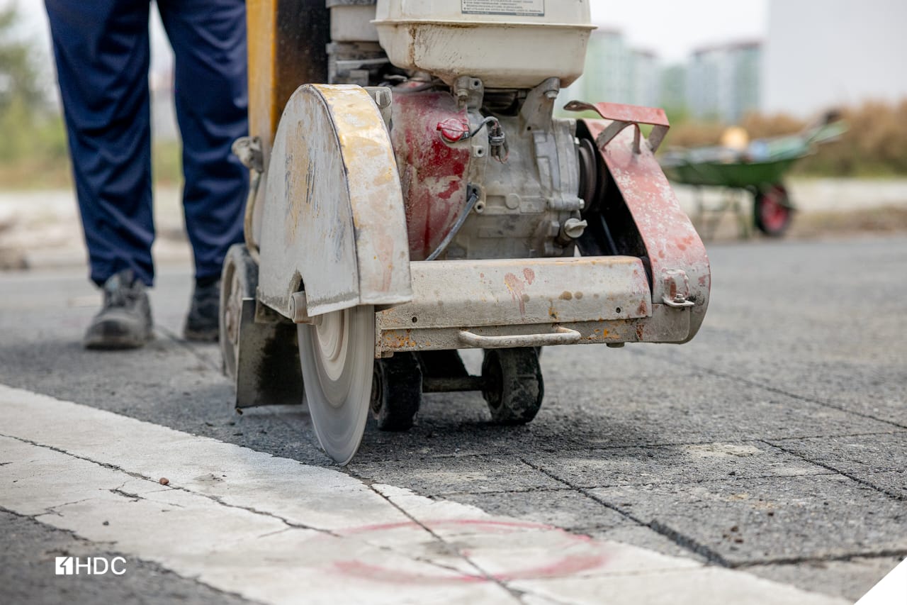 ބިންވެރިޔާ ގޯތިތަކަށް އަރާފައިވާ މަގުތަކުގެ ތާރު ކެނޑުމުގެ މަސައްކަތް ފަށައިފި