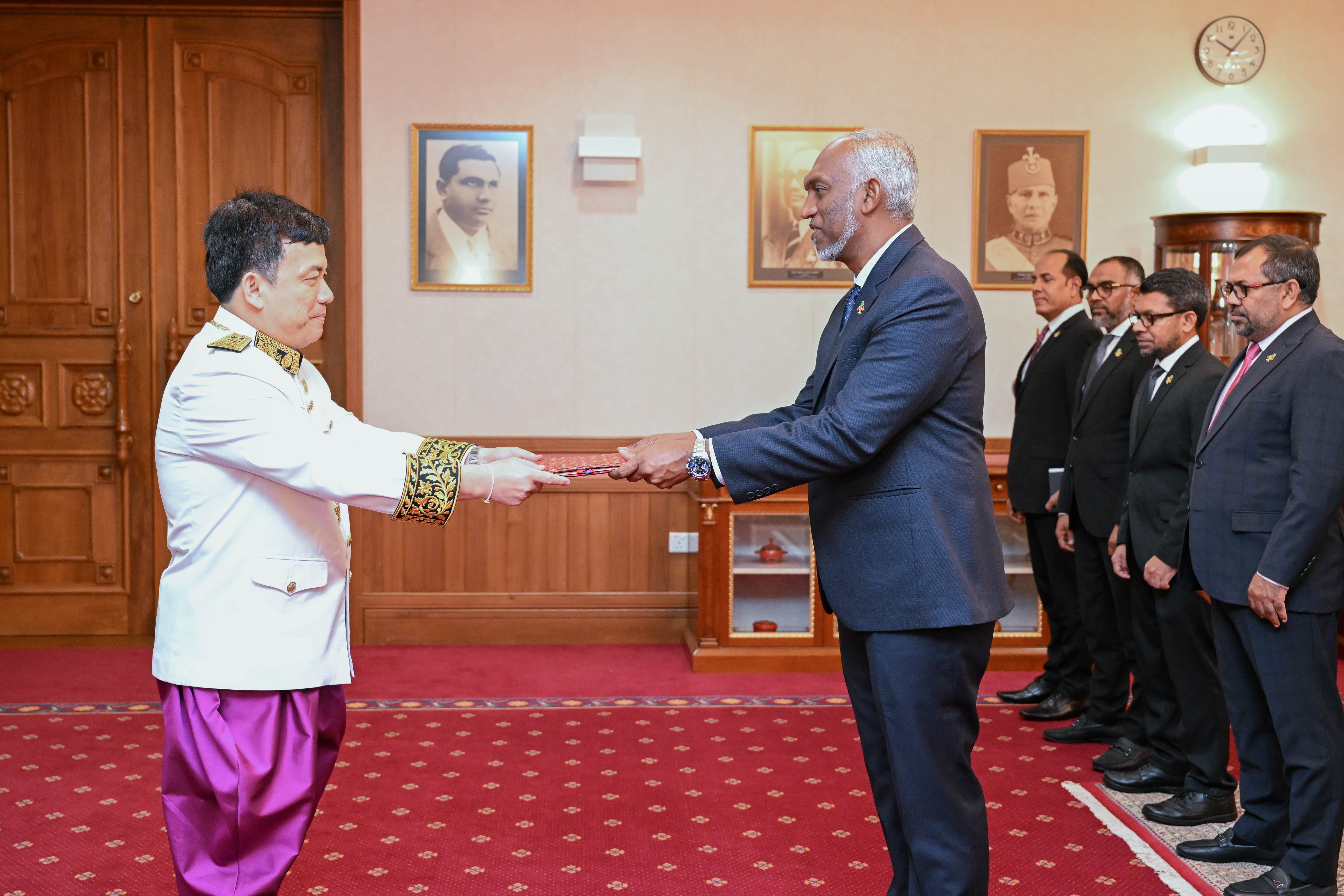 އަށް ގައުމަކުން ރާއްޖެއަށް ކަނޑައެޅި ސަފީރުން ރައީސަށް ފަތްކޮޅު އަރުވައިފި