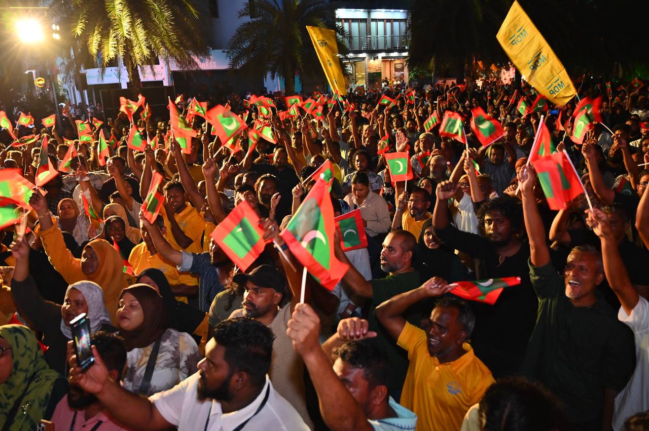 ސިޔާސީ މައިދާން ހޫނުވުން: ލާދިނީ ލޭބަލްތަކުގެ ސަބަބުން އަމާންކަން ގެއްލިދާނެ ކަމުގެ ބިރު!