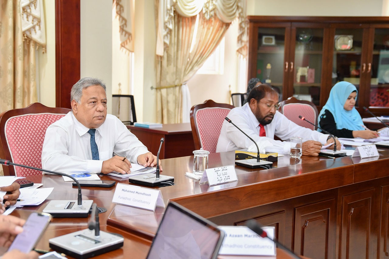 ސަރުކާރުން އޭޑީކޭ އަށް ދައްކަން ޖެހޭ 144 މިލިއަން ރުފިޔާ ހޯދަން މާލިއްޔަތު ކޮމިޓީއަށް