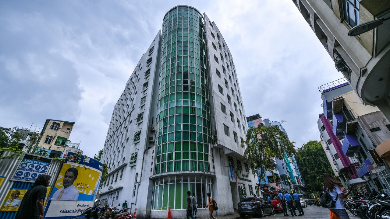 ލޮޅުމެއްގެ އަސަރު ކުރުމުން ރޯޝަނީ ބިލްޑިންގ ހުސްކޮށްފި