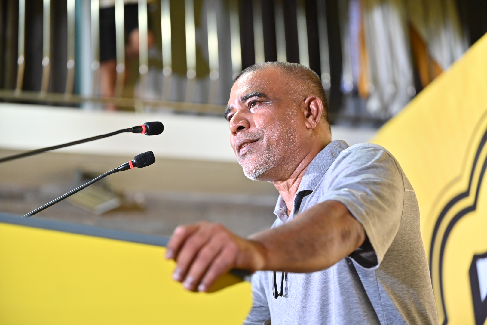 ދޮންބިލެތް ގޮވާލެއްވީ އިދިކޮޅުގެ "ގުއި ރޯނުގައި" ޑިމޮކްރެޓްސް ނުޖެހުމަށް!