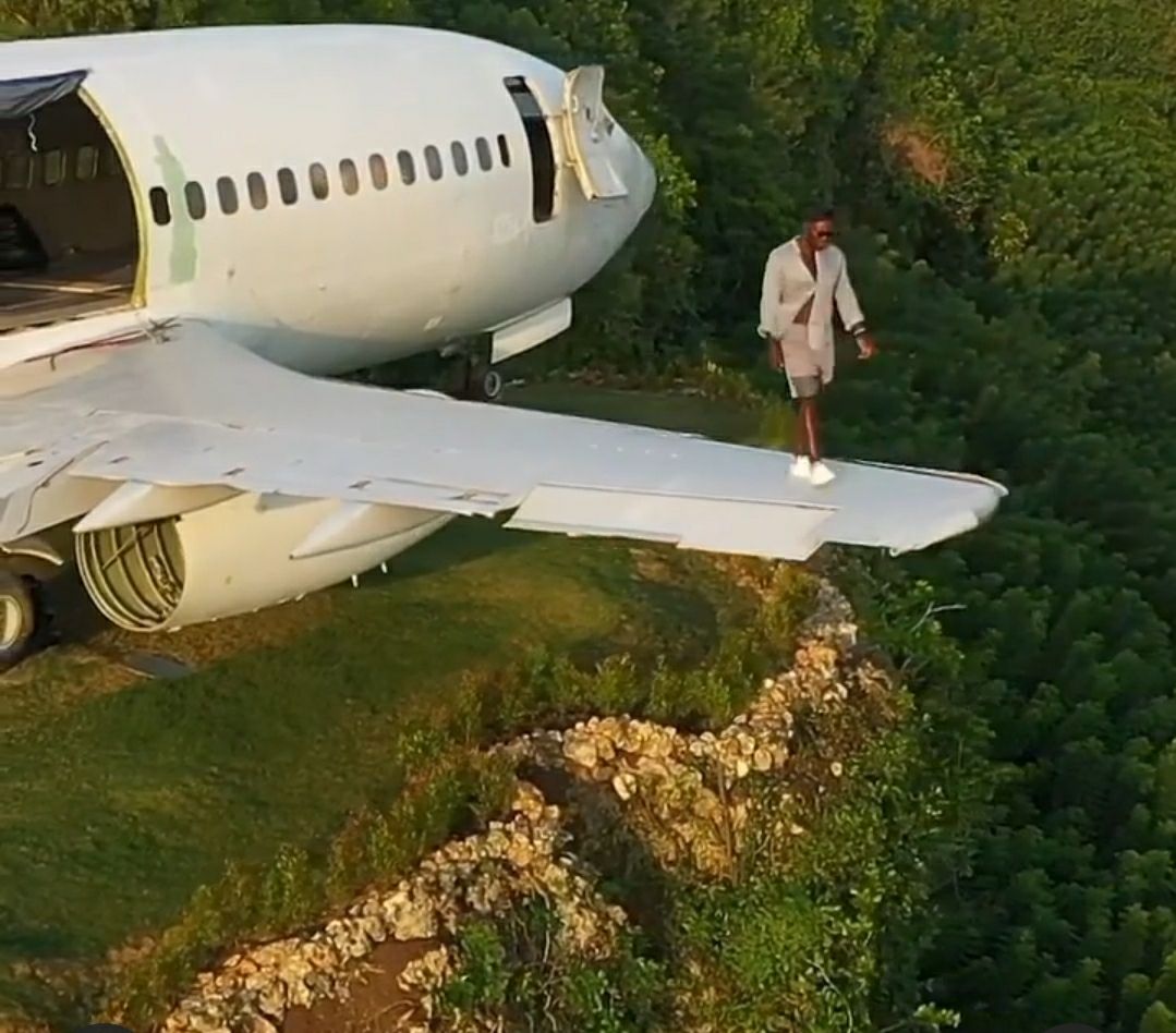 މަތިންދާ ބޯޓެއްގެ ފިޔަގަނޑު މަތީގައި މީހަކު ހިނގާތަން ފެންނަ ވީޑިއޯއަކަށް ބޮޑު ސަމާލުކަމެއް